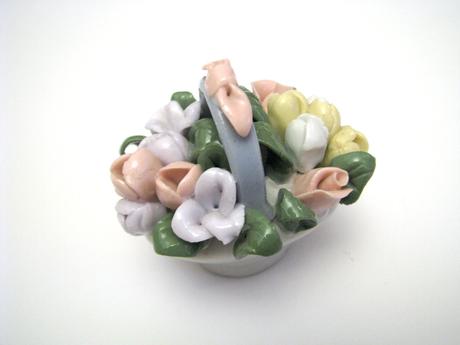 Mini porcelánová soška - košík s kvetmi,