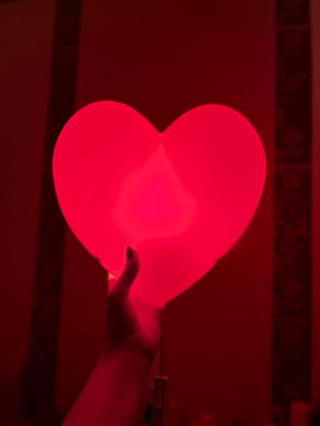 Svietiace srdce na stenu, 