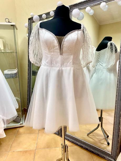 Krátke šaty na viazanie, vďaka čomu krásne sedia, xl