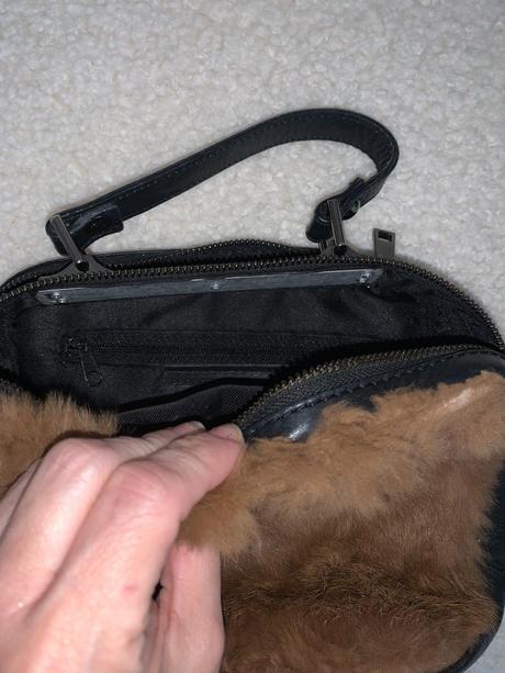 Kožená crossbody kabelka s pravou kožušinou,