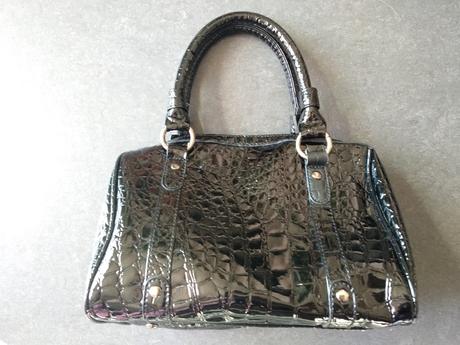 Čierna lakovaná kabelka,