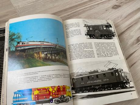 Starý retro veľký obrazový atlas dopravy,