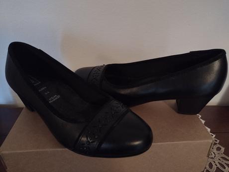 Čierne lodičky, 40