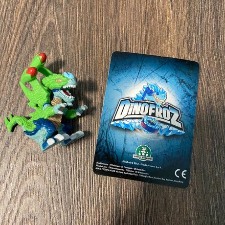 Figúrka bojového dinosaura,