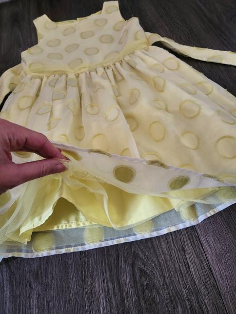 Pekné žlté šaty, 122