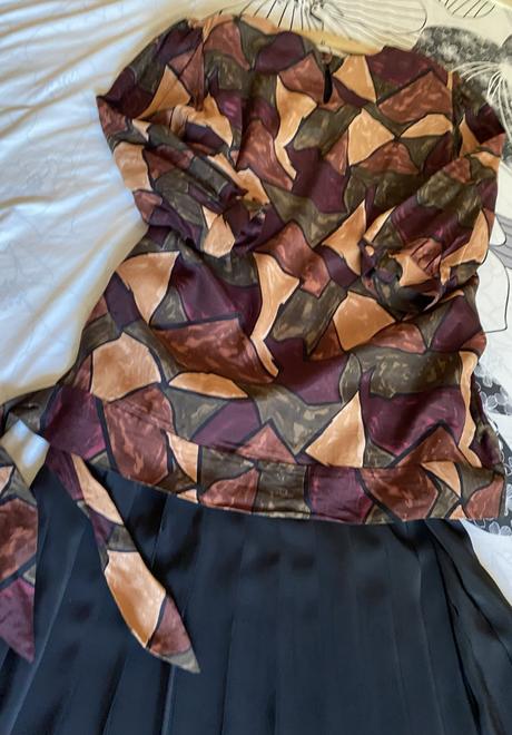 Kvalitné podšité šaty s plisovanou sukňou v. 48, 48