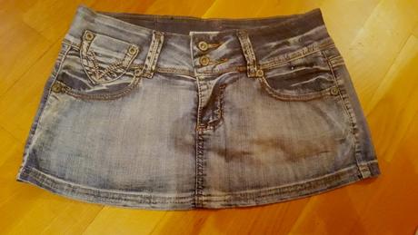 Mini sukňa, 28