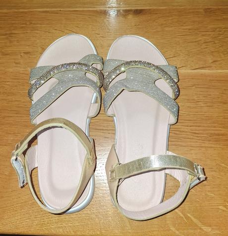 Zlaté sandálky, 32