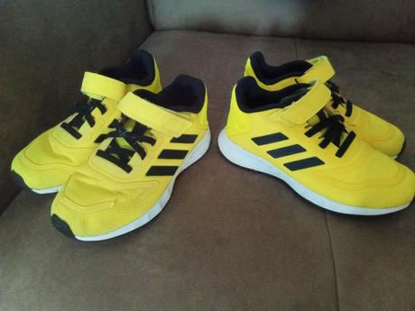 Tenisky adidas, 28