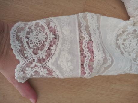 Smotanové šaty s krajkou, 128