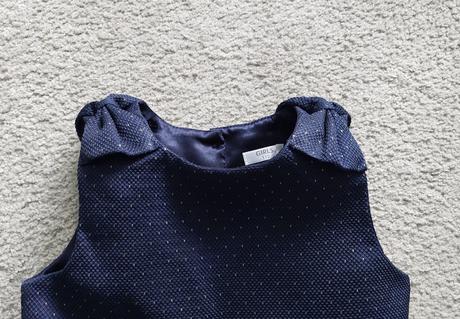 Slávnostné šaty so zlatými bodkami, 110