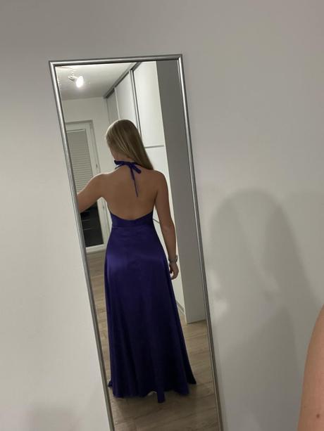 Nádherné saténové šaty, 38