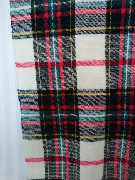 Podlhovastá farebná šatka so strapcami,