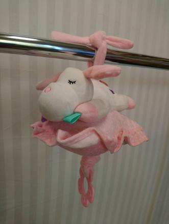 Zavesovací psík na vankúšiku s naťahovaním melódia, 