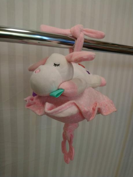 Zavesovací psík na vankúšiku s naťahovaním melódia, 