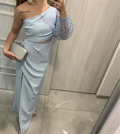 Bledomodré prilehavé šaty, s