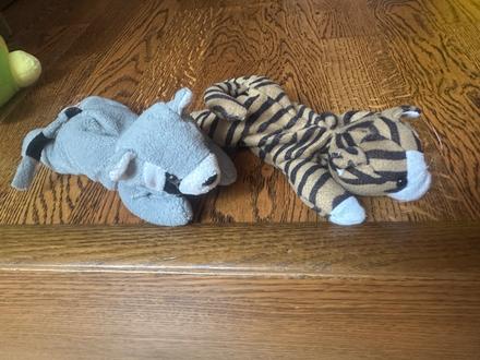 Dve zvieratká , guličky vo vnutri,