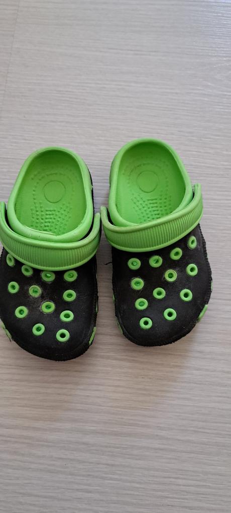 Crocs, 27