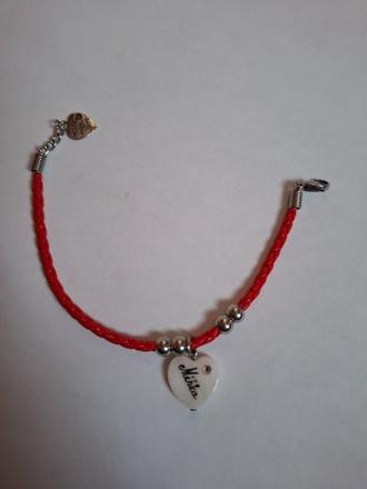 Červený náramok s menom miška, 