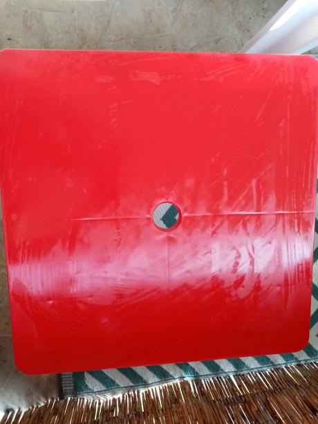 Plastový stolík - darujem,