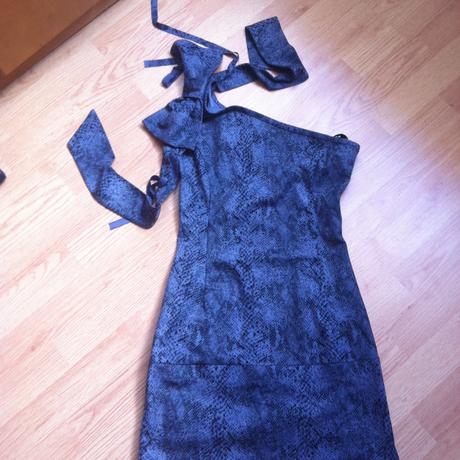 Šaty na jedno rameno, s