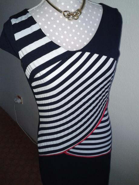 Elastické pásikavé šaty v námorníckom štýle m, m