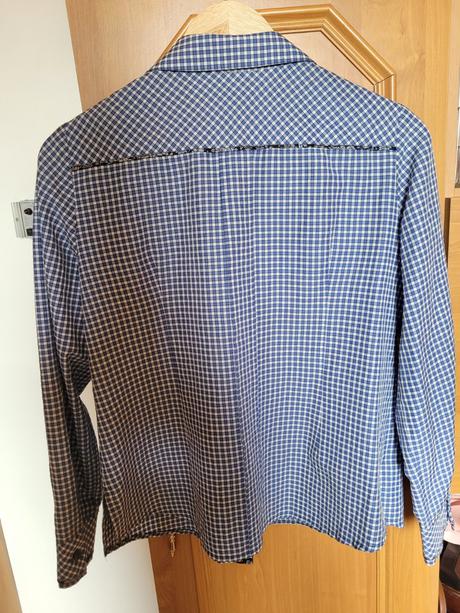Kockovaná košeľa, 44