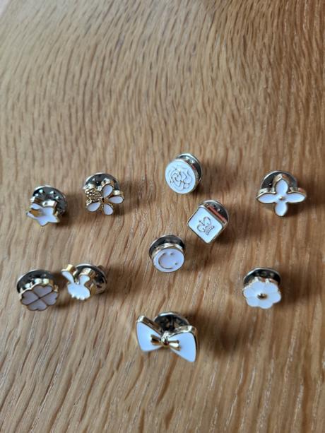Mini sponky, odznaky na oblečenie,