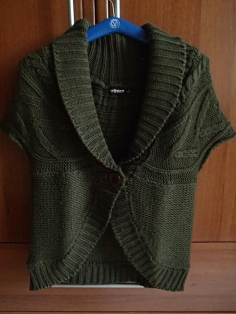 Pletená okrúhla vesta na gombík, takko,s