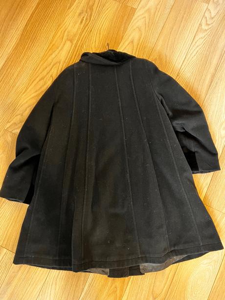Predám čierny kabát, 38