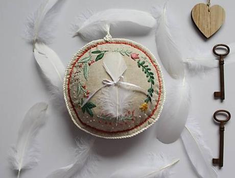 Vankúšik pod obrúčky ručne vyšívaný, 