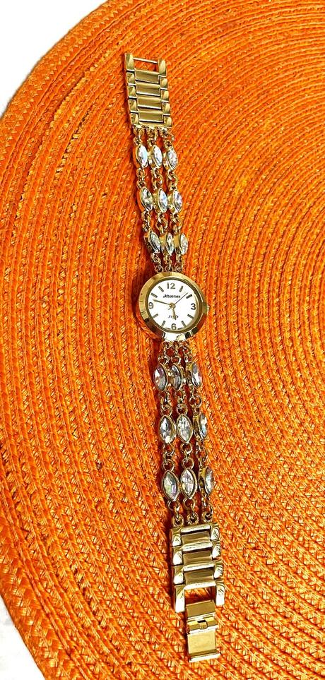 Zaujímavé hodinky s opálovými očkami, 