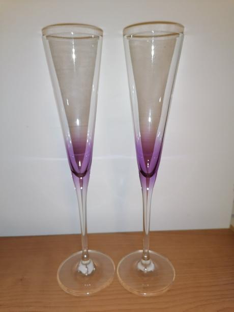 2 fialkavé poháre na šampanské, 