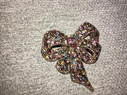 Krásna brošňa mašľa s kamienkami, 