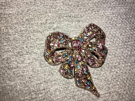 Krásna brošňa mašľa s kamienkami,