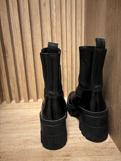 Calvin klein kožené čizmy na opätku, 38