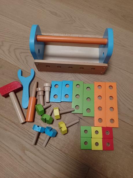 Drevený kufrík s náradím, 