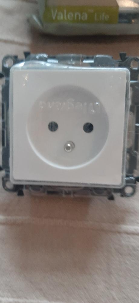 Legrand jednozásuvka valena life biela 753180 nova,