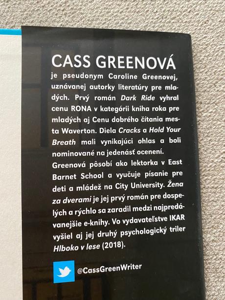 Temný psychologický hriller žena za dverami,