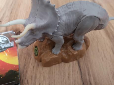 Dinosaurus jurassic world so svietiacimi klami,