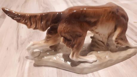 Krásna retro starožitná porcelánová dekorácia pes,