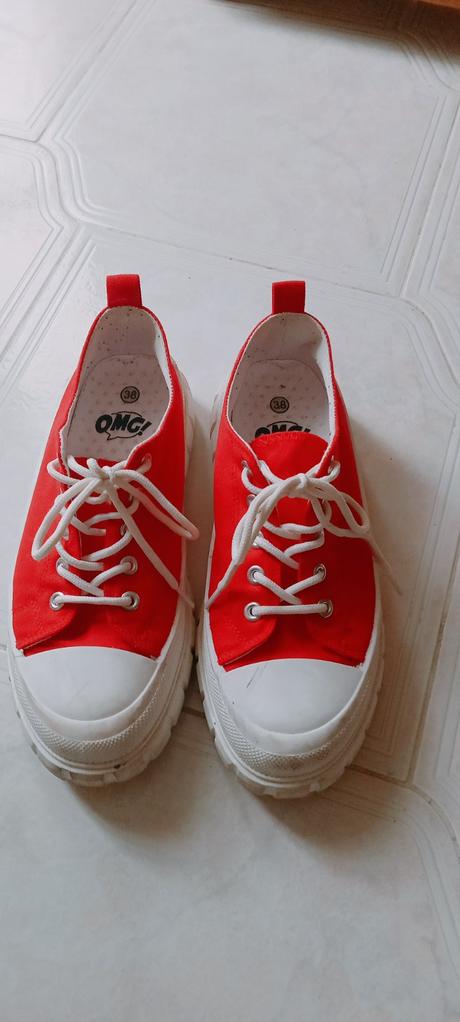 Červené tenisky, 38