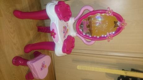 Barbie kozmetický stolík, 