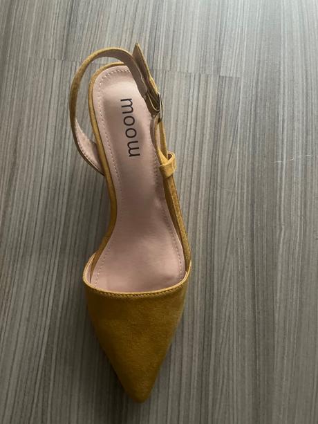 Žlté poltopánky, 36