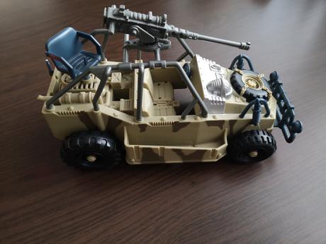 Tank a vojenské auto, 