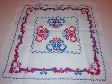 Vyšívaný obrus nový nepouzivany,