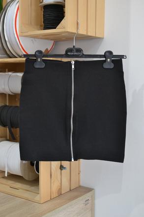 Čierna sukňa so zipsom 36, 36