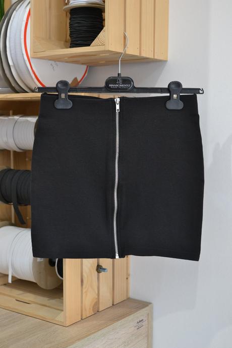 Čierna sukňa so zipsom 36, 36