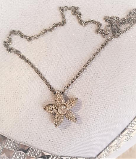 Náhrdelník s kvetom, 