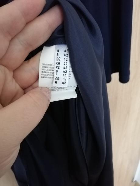 Spoločenské šaty, 42